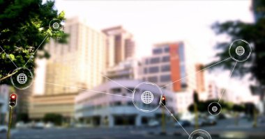 Şehir manzarası üzerinden veri işleme ile bağlantı ağının resmi. Küresel finans, iş, bağlantılar, hesaplama ve veri işleme kavramı dijital olarak oluşturuldu.