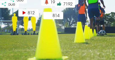 Topla antrenman yapan Afro-Amerikan erkek futbol takımı ile ilgili sosyal medya bildirimleri. Sosyal ağ, spor, rekabet, dijital arayüz ve iletişim, dijital olarak oluşturulmuş görüntü.