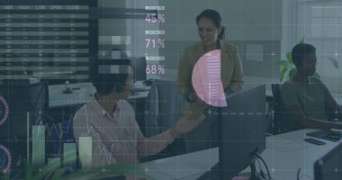 Ofiste iş tartışması yapan çeşitli meslektaşların mali veri işleme görüntüsü. Küresel iş, finans, hesaplama ve dijital arayüz kavramı dijital olarak oluşturuldu.