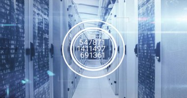 Sunucu odasında sayısal verileri işleyen dairesel tarayıcı resmi. Ağ, veri, dijital arayüz ve iletişim, dijital olarak oluşturulmuş resim.