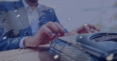 Ofiste dizüstü bilgisayar kullanan beyaz bir adam üzerinde işlenen dünya ve veri görüntüsü. Teknoloji, iş ve dijital arayüz kavramı dijital olarak oluşturulmuş görüntü.