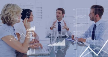 Ofisteki çeşitli iş adamlarıyla ilgili finansal veri işleme resmi. Küresel finans, iş, bağlantılar, hesaplama ve veri işleme kavramı dijital olarak oluşturuldu.