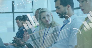 Muhtelif meslektaşların ofiste toplanmasıyla ilgili finansal veri işleme resmi. Küresel iş, finans, hesaplama ve dijital arayüz kavramı dijital olarak oluşturuldu.