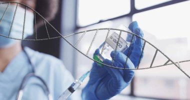 Elinde şişe ve şırınga tutan Afrikalı Amerikalı kadın doktorun DNA 'sı. Küresel tıp, sağlık ve bilim konsepti dijital olarak üretilen imaj.