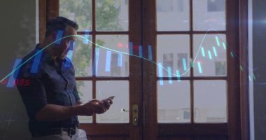 Akıllı telefon kullanan beyaz adamın veri işleme ve diyagramlarının görüntüsü. Küresel iş, teknoloji ve dijital arayüz kavramı dijital olarak oluşturulmuş görüntü.