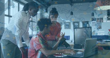 Veri işleme görüntüsü ve dünya haritası farklı iş adamlarının iş görüşmesi üzerine. Küresel iş, takım çalışması ve dijital arayüz kavramı dijital olarak oluşturulmuş görüntü.