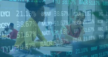 Ofisteki çeşitli iş adamlarıyla ilgili finansal veri işleme resmi. Küresel finans, iş, bağlantılar, hesaplama ve veri işleme kavramı dijital olarak oluşturuldu.