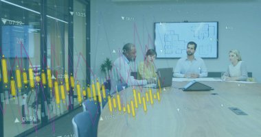 Çeşitli meslektaşların toplanmasıyla ilgili veri işleme çizelgelerinin resmi. Ağ, veri, finans, dijital arayüz, iş, takım çalışması ve iletişim, dijital olarak oluşturulmuş görüntü.