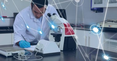 Çift ırklı erkek bilim adamı üzerinden bağlantı ağı görüntüsü. Küresel bilim, finans, hesaplama ve veri işleme kavramı dijital olarak oluşturulmuş görüntü.