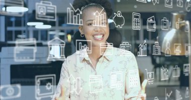 İş ikonları ve veri işleme imajı Afro-Amerikan iş kadınının ofisinde. Küresel finans, iş, bağlantılar, hesaplama ve veri işleme kavramı dijital olarak oluşturuldu.