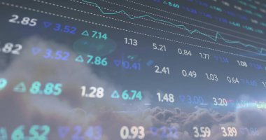 Bulutlu gökyüzü arkaplanı üzerinde borsa veri resmi. Ekonomi, finans, iş, yatırım, analitik, bulut hesaplama