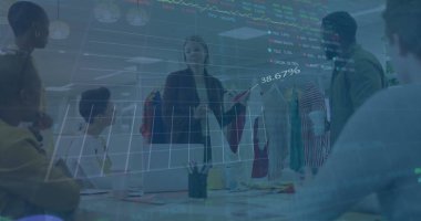 Ofisteki çeşitli iş adamlarıyla ilgili finansal veri işleme resmi. Küresel finans, iş, bağlantılar, hesaplama ve veri işleme kavramı dijital olarak oluşturuldu.