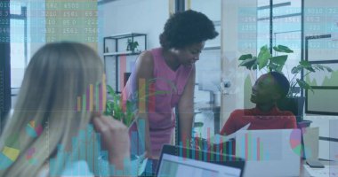 Mali veriler ve tablolar ofisteki çeşitli iş adamları üzerinde. Finans, takım çalışması, şirket, strateji, teknoloji, analiz