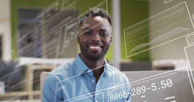 Afro-Amerikan iş adamının ofisindeki dijital veri işleme görüntüsü. Dijital olarak oluşturulmuş küresel bağlantılar, hesaplama ve veri işleme kavramı.