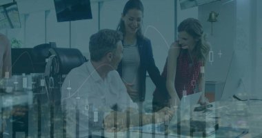 Muhtelif meslektaşların ofiste toplanmasıyla ilgili finansal veri işleme resmi. Küresel iş, finans ve dijital arayüz kavramı dijital olarak oluşturulmuş görüntü.