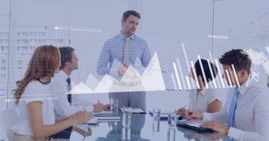 Ofisteki çeşitli iş adamlarıyla ilgili finansal veri işleme resmi. Küresel finans, iş, bağlantılar, hesaplama ve veri işleme kavramı dijital olarak oluşturuldu.