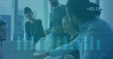 Ofisteki çeşitli iş adamlarıyla ilgili finansal veri işleme resmi. Küresel finans, iş, bağlantılar, hesaplama ve veri işleme kavramı dijital olarak oluşturuldu.