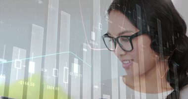 Ofiste tablet kullanan Asyalı iş kadınının mali veri işleme görüntüsü. Küresel finans, iş, bağlantılar, hesaplama ve veri işleme kavramı dijital olarak oluşturuldu.