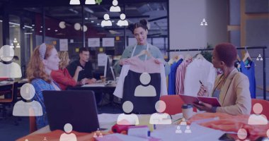 Ofisteki çeşitli iş adamları üzerinde insan ikonlarının görüntüsü. Küresel finans, iş, bağlantılar, hesaplama ve veri işleme kavramı dijital olarak oluşturuldu.