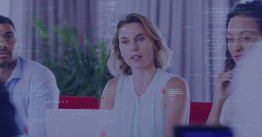 Ofisteki çeşitli iş adamlarının veri işleme görüntüsü. Küresel iş ve dijital arayüz kavramı dijital olarak oluşturulmuş görüntü.