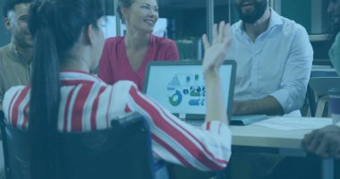 Ofisteki çeşitli iş adamlarıyla ilgili finansal veri işleme resmi. Küresel finans, iş, bağlantılar, hesaplama ve veri işleme kavramı dijital olarak oluşturuldu.