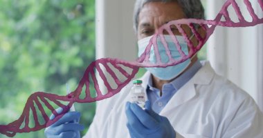 Melez erkek doktorun elinde şırınga ve şişe tutarken çekilmiş DNA görüntüsü. Küresel tıp, sağlık ve bilim konsepti dijital olarak üretilen imaj.