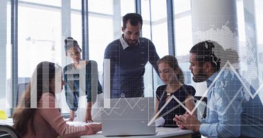 Veri işleme görüntüsü ve çeşitli meslektaşların ofiste çalışmaları tartışması üzerine diyagramlar. Teknoloji, iş ve dijital arayüz kavramı dijital olarak oluşturulmuş görüntü.