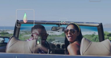 Sahilde üstü açık araba kullanmak, çift seyahat imajıyla tatilin tadını çıkarıyor. macera, yaz tatili, yol gezisi, kıyı şeridi, rahatlama, özgürlük