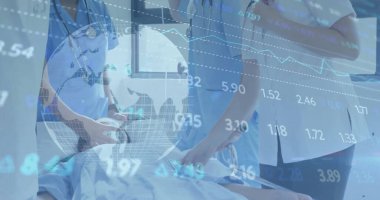 Hastanedeki çeşitli doktorların veri işleme ve küre görüntüsü. Teknoloji, tıp ve dijital arayüz kavramı dijital olarak oluşturulmuş görüntü.