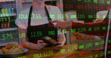 Akıllı telefondan ödeme yapan farklı insanların finansal veri işleme görüntüsü. Küresel iş, finans, hesaplama ve dijital arayüz kavramı dijital olarak oluşturuldu.