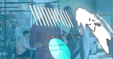 Ofisteki çeşitli iş adamlarıyla ilgili finansal veri işleme resmi. Küresel finans, iş, bağlantılar, hesaplama ve veri işleme kavramı dijital olarak oluşturuldu.