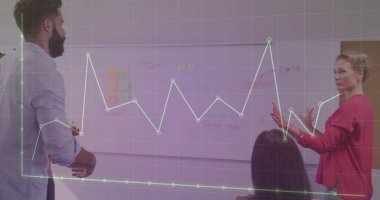 Muhtelif meslektaşların ofiste toplanmasıyla ilgili finansal veri işleme resmi. Küresel iş, bilgisayar, iletişim ve dijital arayüz kavramı dijital olarak oluşturulmuş görüntü.