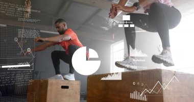 Spor salonundaki çeşitli sporcuların kutulara atlaması üzerine veri işleme ve diyagramların görüntüsü. Teknoloji, spor ve dijital arayüz kavramı dijital olarak oluşturulmuş görüntü.