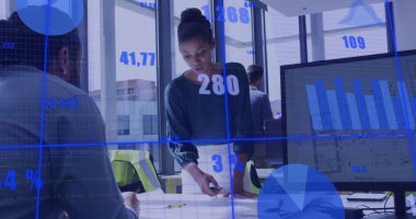 Ofiste çalışan çeşitli meslektaşların finansal veri işleme görüntüsü. Küresel iş, finans, hesaplama ve dijital arayüz kavramı dijital olarak oluşturuldu.