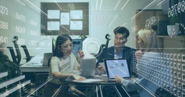 Çeşitli iş adamlarının iş görüşmeleri üzerine veri işleme ve diyagramların görüntüsü. Küresel iş ve dijital arayüz kavramı dijital olarak oluşturulmuş görüntü.