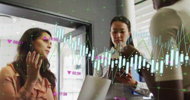 Ofisteki çeşitli iş adamlarıyla ilgili finansal veri işleme resmi. Küresel finans, iş, bağlantılar, hesaplama ve veri işleme kavramı dijital olarak oluşturuldu.