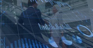 Ofisteki çeşitli iş adamlarıyla ilgili finansal veri işleme resmi. Küresel finans, iş, bağlantılar, hesaplama ve veri işleme kavramı dijital olarak oluşturuldu.