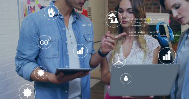 Ofisteki çeşitli iş adamları üzerinde ekolojik simgeler ve veri işleme imgeleri. Küresel çevre, finans, iş dünyası, bağlantılar, hesaplama ve veri işleme kavramı dijital olarak oluşturuldu.
