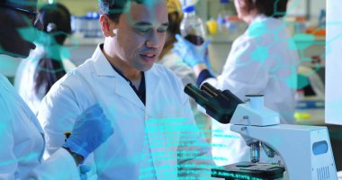 Laboratuvardaki çeşitli bilim adamları üzerinde bilimsel veri işleme resmi. Küresel bilim, bağlantılar, hesaplama ve veri işleme kavramı dijital olarak oluşturulmuş görüntü.