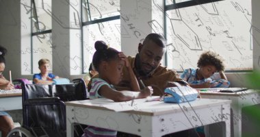 Afrika kökenli Amerikalı erkek öğretmen ve çeşitli okul öğrencileri üzerindeki kimyasal denklemler. Eğitim ve dijital arayüz kavramı dijital olarak oluşturulmuş görüntü.