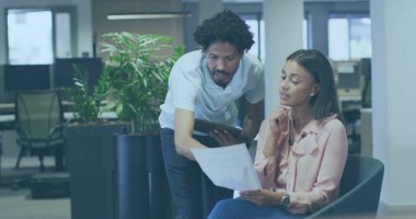 Ofiste belgeleri tartışan iş adamlarının resmi. finans, veri analizi, takım çalışması, teknoloji, strateji, beyin fırtınası