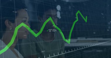 Ofisteki çeşitli iş adamları üzerinde yeşil hat ve finansal veri işleme görüntüsü. Küresel finans, iş, bağlantılar, hesaplama ve veri işleme kavramı dijital olarak oluşturuldu.