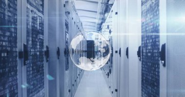 Bilgisayar sunucuları üzerinden küresel ve veri işleme resmi. Dijital olarak oluşturulmuş küresel bağlantılar, hesaplama ve veri işleme kavramı.