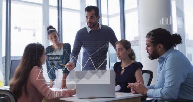 Veri işleme görüntüsü ve çeşitli meslektaşların ofiste çalışmaları tartışması üzerine diyagramlar. Teknoloji, iş ve dijital arayüz kavramı dijital olarak oluşturulmuş görüntü.