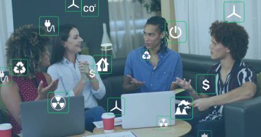 Ofisteki çeşitli iş adamları üzerinde ekolojik simgeler ve veri işleme imgeleri. Küresel finans, iş, bağlantılar, hesaplama ve veri işleme kavramı dijital olarak oluşturuldu.