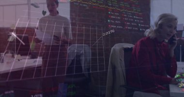 Veri işleme görüntüsü ve çeşitli meslektaşların ofiste çalışmaları tartışması üzerine diyagramlar. Küresel iş ve dijital arayüz kavramı dijital olarak oluşturulmuş görüntü.