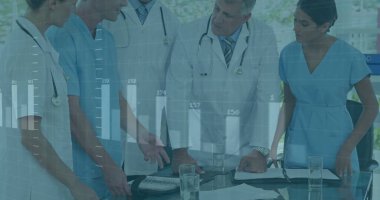 Hasta bilgilerini tartışan doktorların tıbbi veri analizi görüntüsü. Sağlık, tartışma, profesyoneller, teknoloji, işbirliği, tedavi