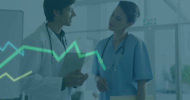 Doktorlar el sıkışıyor, hasta bakımını kalp atışı görüntüsüyle tartışıyorlar. Sağlık, sağlık, takım çalışması, işbirliği, anlaşma, kardiyoloji