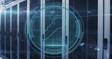 Sunucu odasında anahtar simge işleme özellikli siber güvenlik metni ve tarayıcısı görüntüsü. Ağ, veri, güvenlik, işleme, dijital arayüz ve iletişim, dijital olarak oluşturulmuş görüntü.