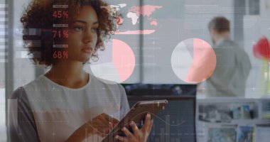 Ofiste tablet kullanan melez bir iş kadınının mali veri işleme görüntüsü. Küresel finans, iş, bağlantılar, hesaplama ve veri işleme kavramı dijital olarak oluşturuldu.